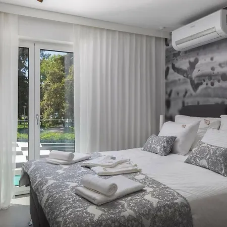 Вилла In With Swimming Pool *