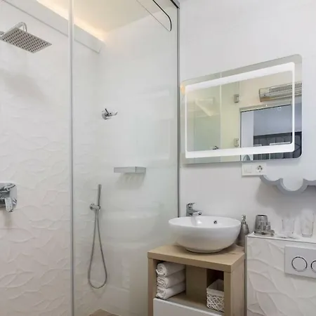 In With Swimming Pool Вилла