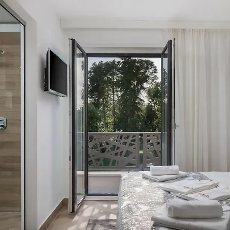 In With Swimming Pool Вилла