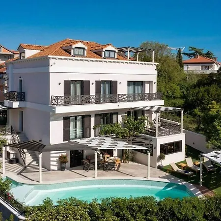Вилла In With Swimming Pool *